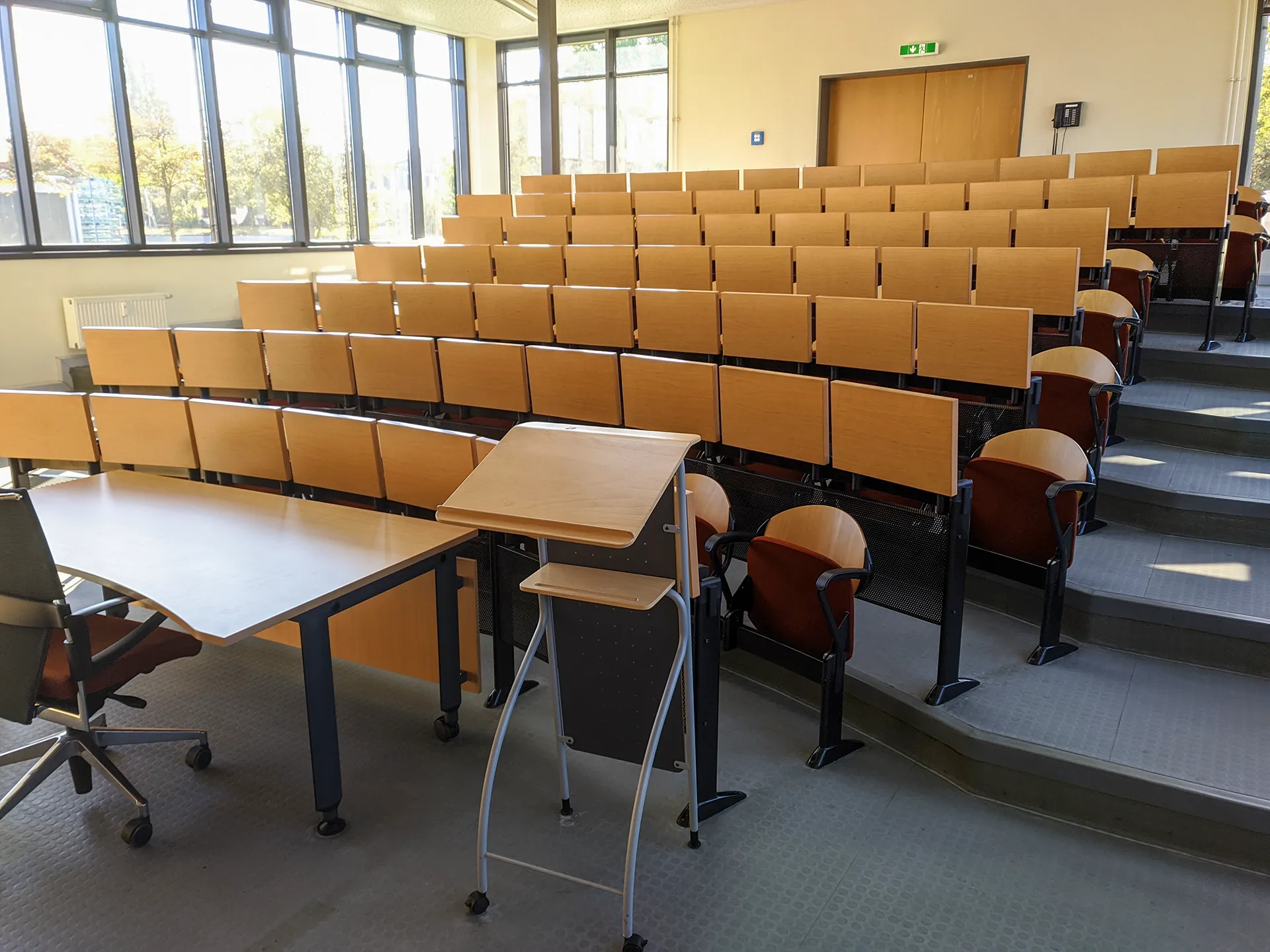 CCC Harzgerode Auditorium Blick ins Auditorium mit großen Fenstern, Sitzreihen und Pult.