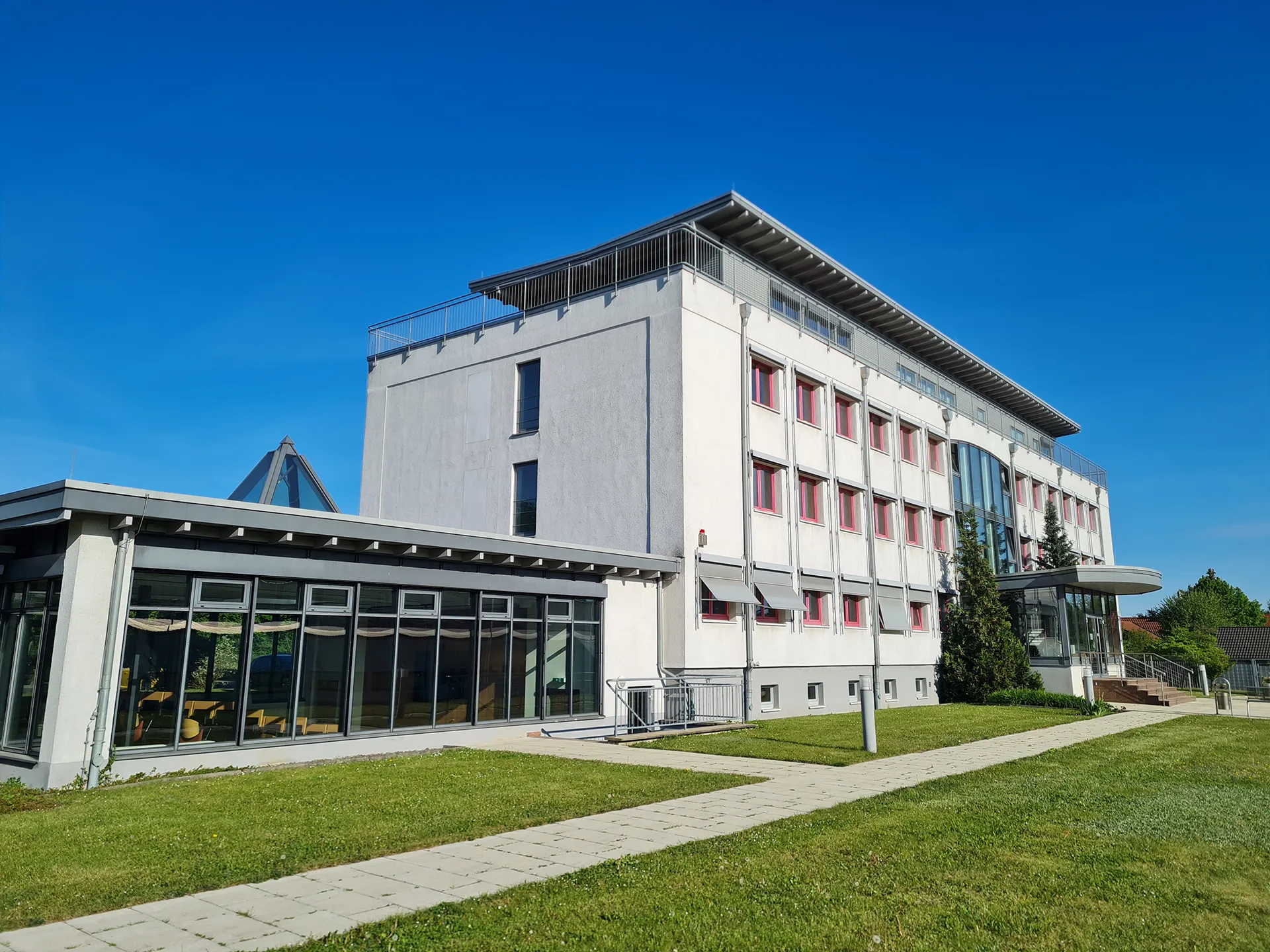 CCC Harzgerode Außenansicht Das Gebäude des CCC Harzgerode von außen gesehen vor strahlend blauem Himmel