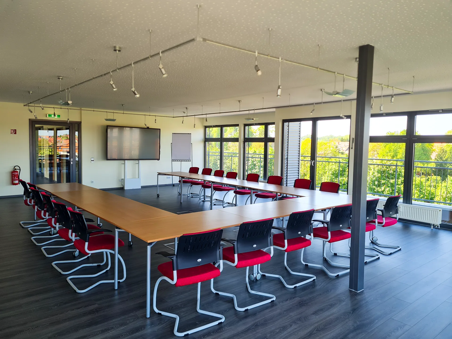 CCC Harzgerode Konferenzraum 1 Blick in den hellen Konferenzraum 1 mit großen Fenstern, Tischen und Stühlen.